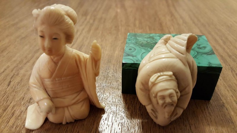 Two_Japanese_Figurines.jpg