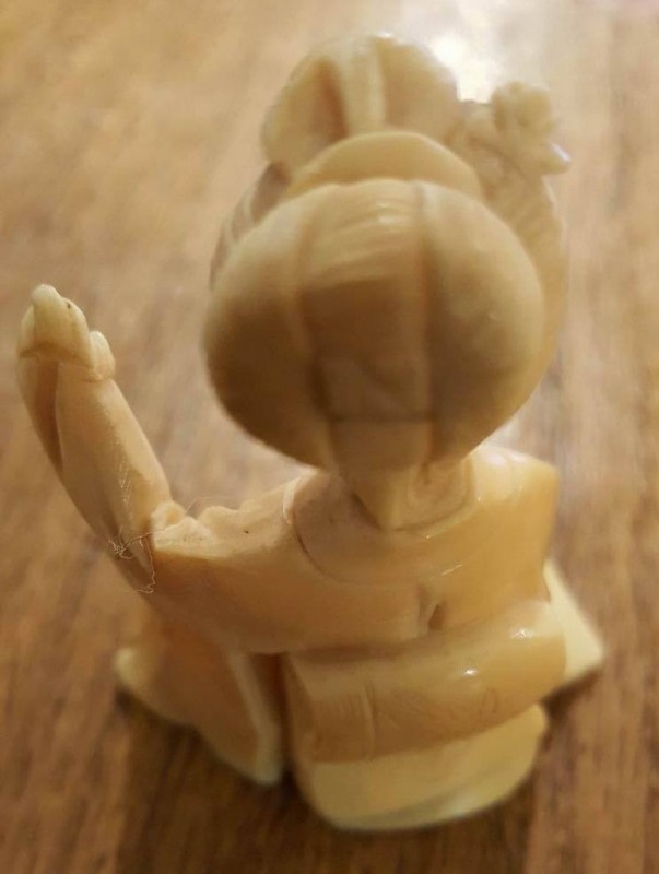 female_figurine_back1.jpg