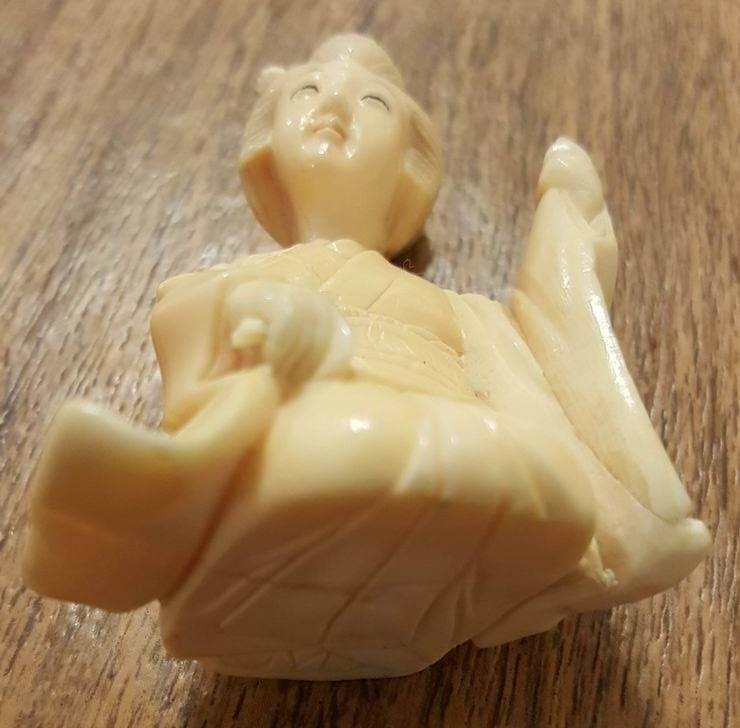 female_figurine_underside.jpg