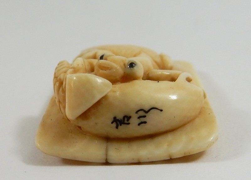 NETSUKE OF A PRAYING MANTIS 3.jpg